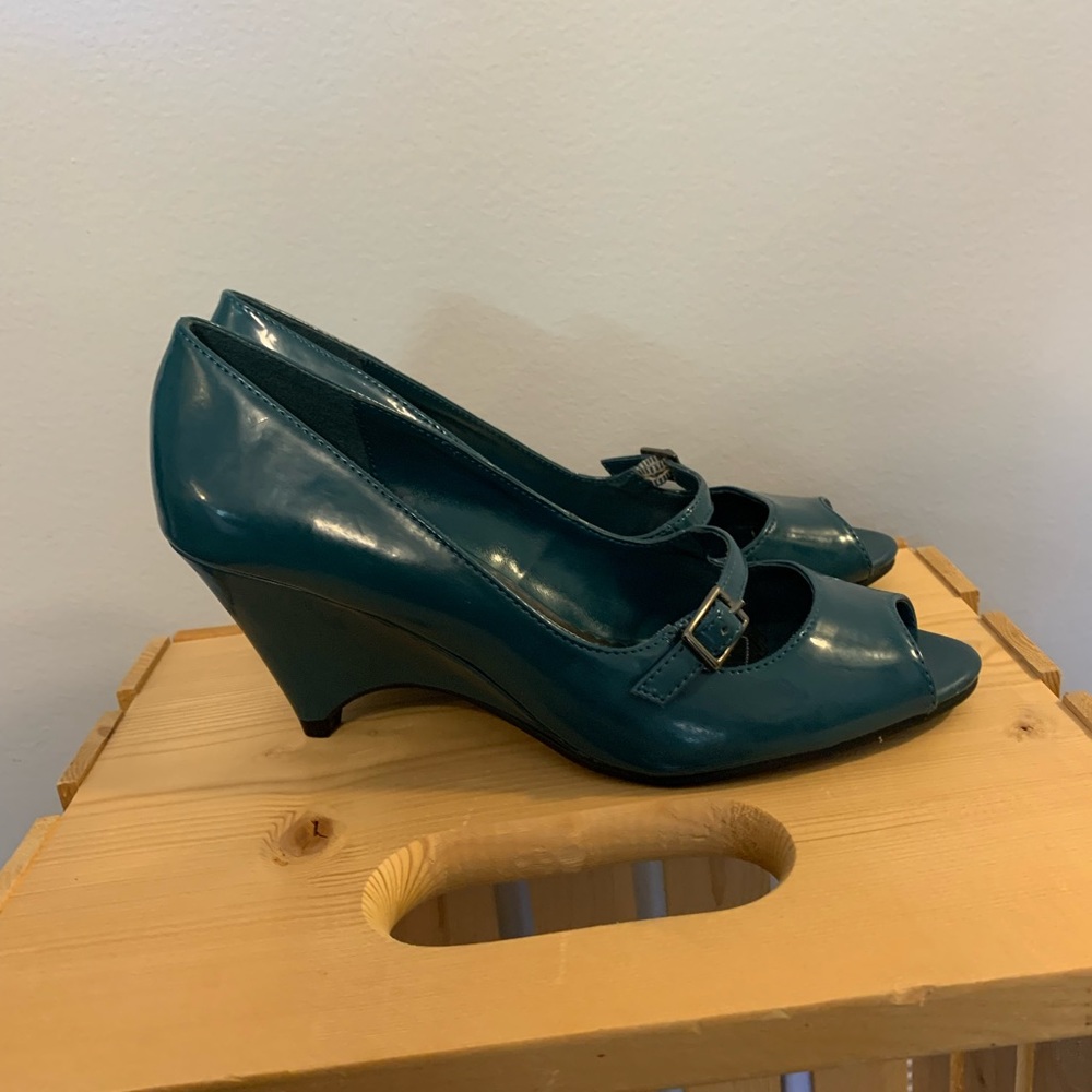 Dapper Ladies Heel - Picture 2 of 5
